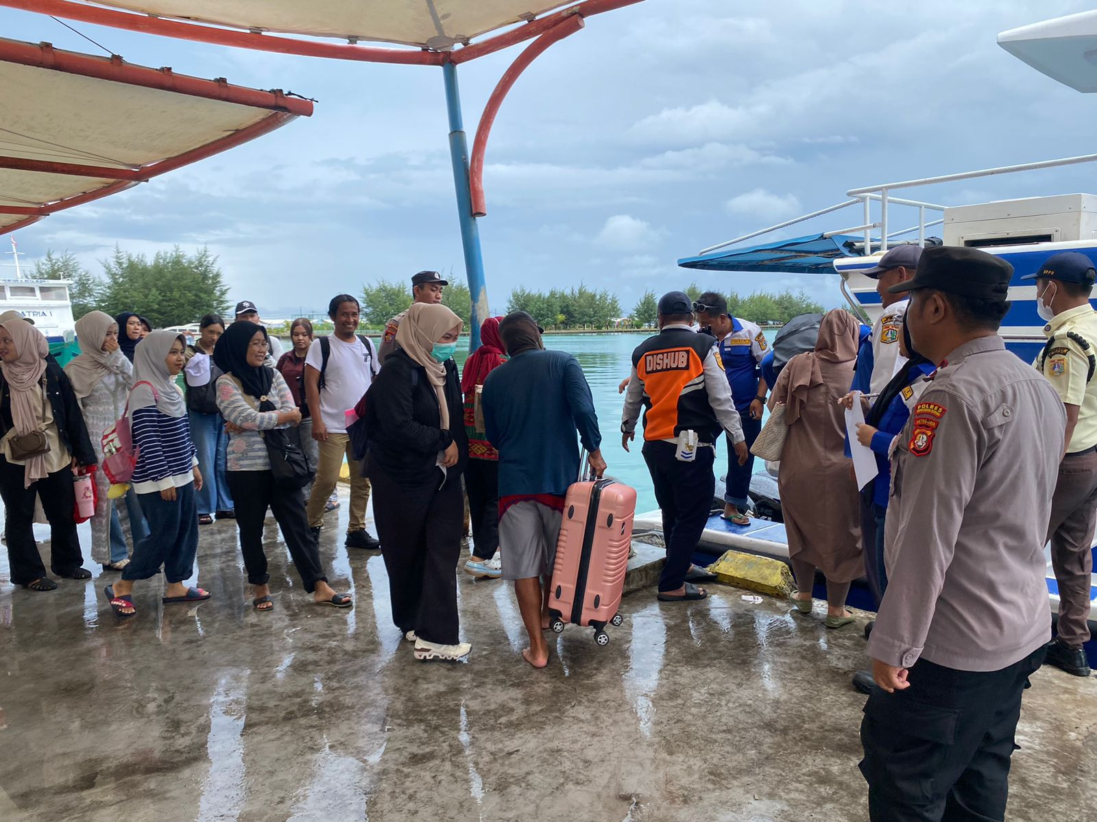 Polisi Humanis Amankan Dermaga Pulau Penduduk, Hadirkan Rasa Aman bagi Warga dan Wisatawan