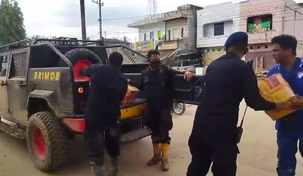 Polisi Bagikan Makanan untuk Korban Banjir, Redam Kepanikan dan Pastikan Distribusi Bantuan Tetap Lancar