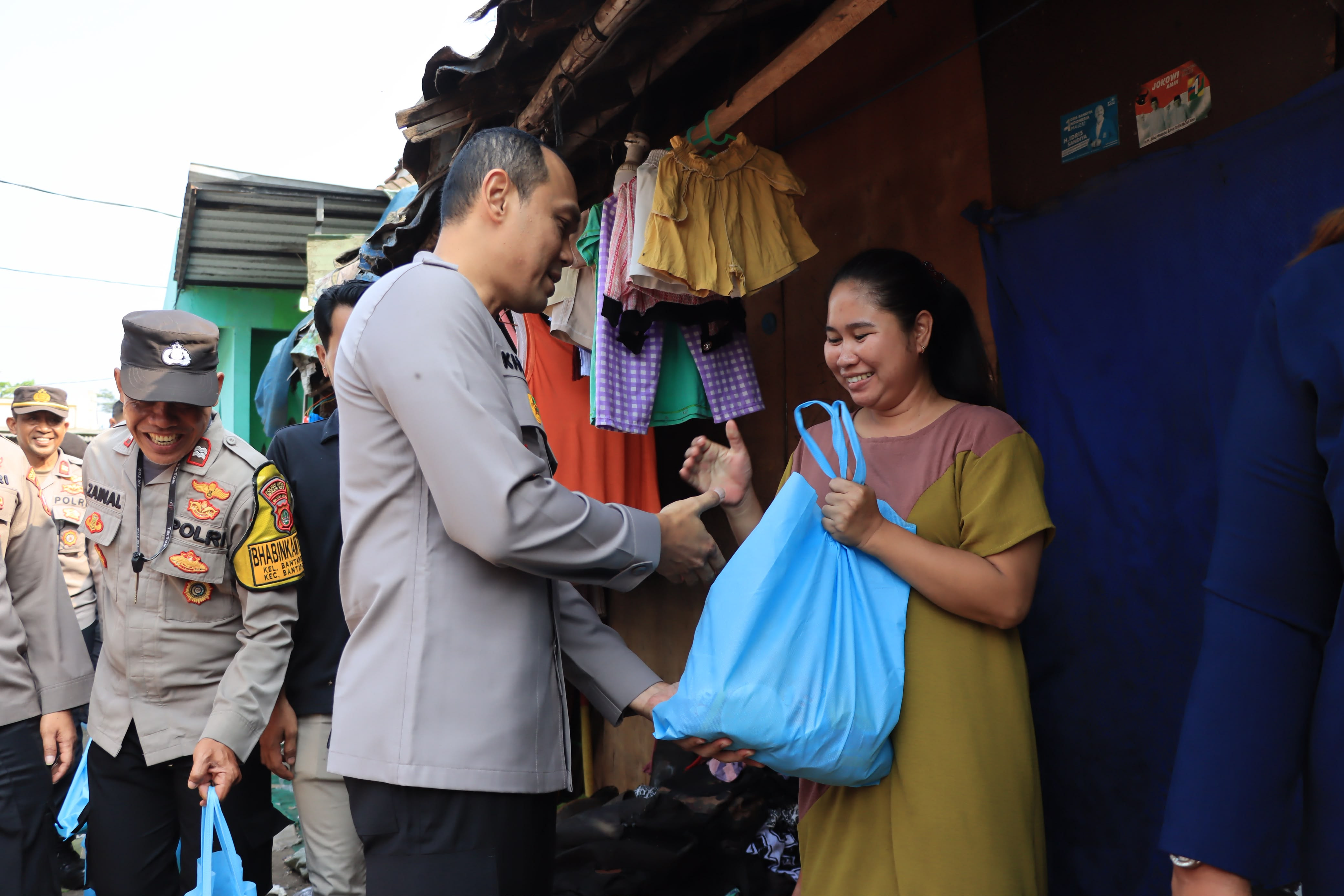 Kapolres Metro Bekasi Kota Salurkan 140 Paket Sembako Bantuan Kapolda Metro Jaya kepada Pemulung di Ciketing Udik