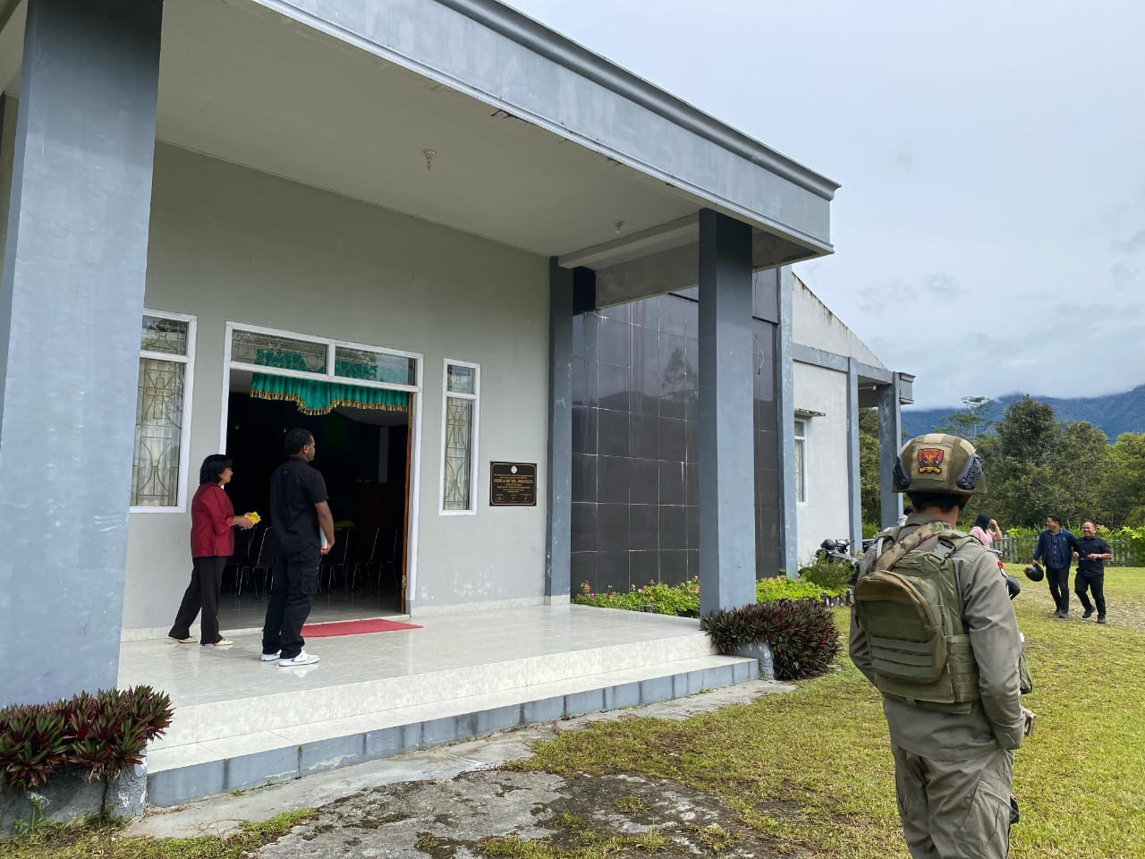 Satgas Ops Damai Cartenz-2025 Amankan Ibadah Minggu di Gereja Bethel Indonesia, Oksibil