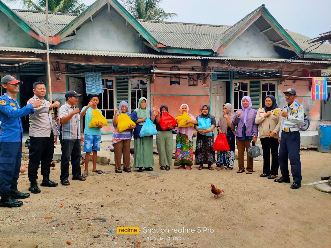 Bhabinkamtibmas Pulau Lancang Bersama Tim Gabungan Salurkan Sembako untuk Korban Banjir Rob