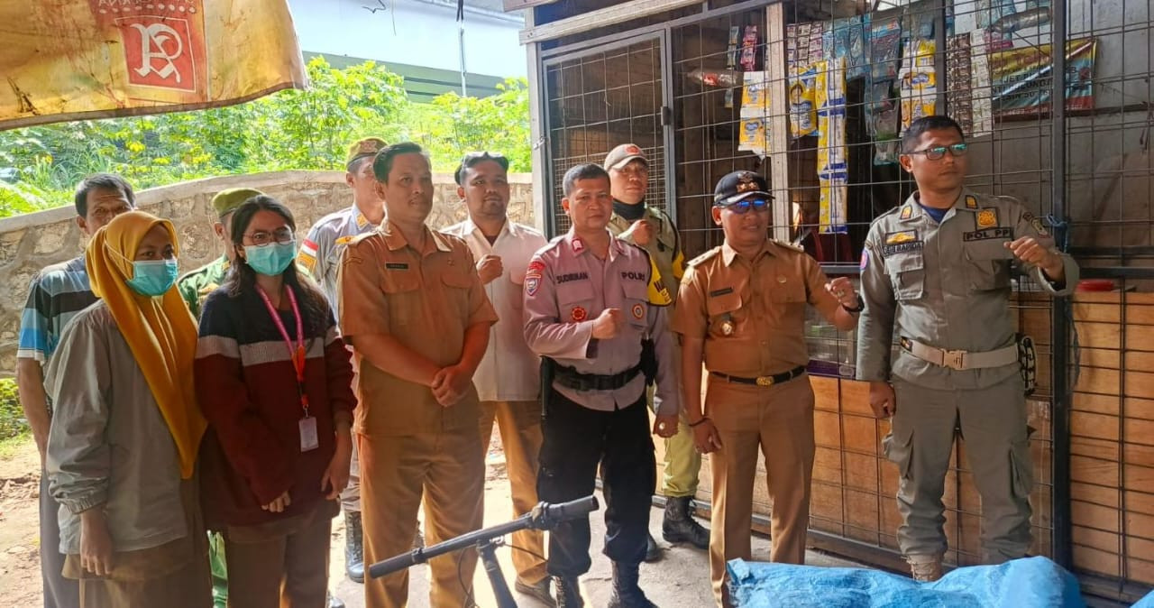 Tindaklanjuti  Aduan Warga, Bhabinkamtibmas Jakamulya Bekasi Selatan Sikat Toko Obat Ilegal di Kolong Tol Cikunir