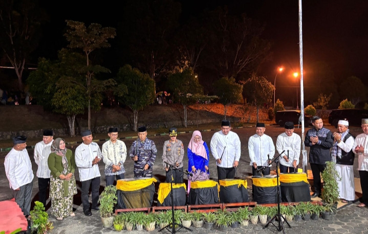 Danlanal Bintan Dampingi Bupati Bintan Berangkatkan Pawai Takbir Idul Adha 1446H/2025