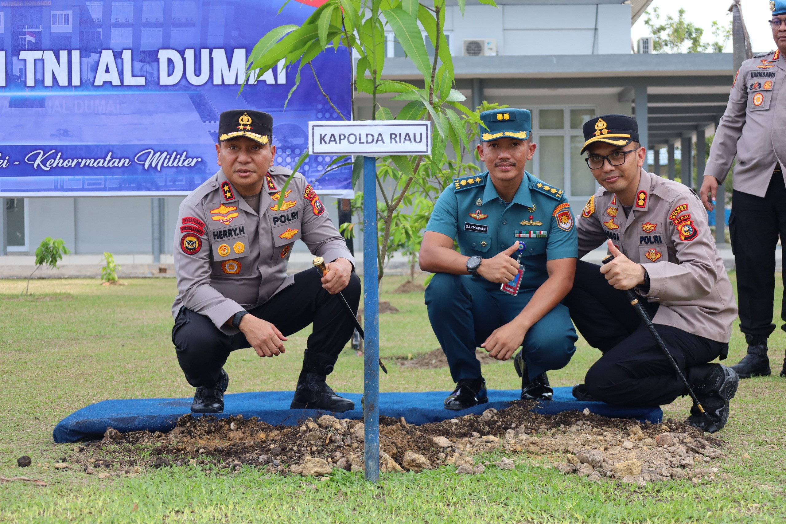 Perkuat Soliditas TNI AL- POLRI, Kapolda Riau Kunjungi Lanal Dumai dan Laksanakan Aksi Penanaman Pohon