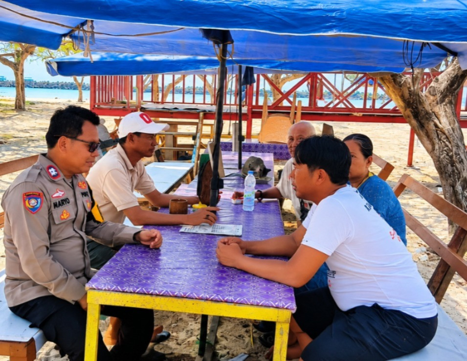 Jaga Jakarta di Pulau Untung Jawa, Bhabinkamtibmas Sosialisasikan Layanan Polisi 110