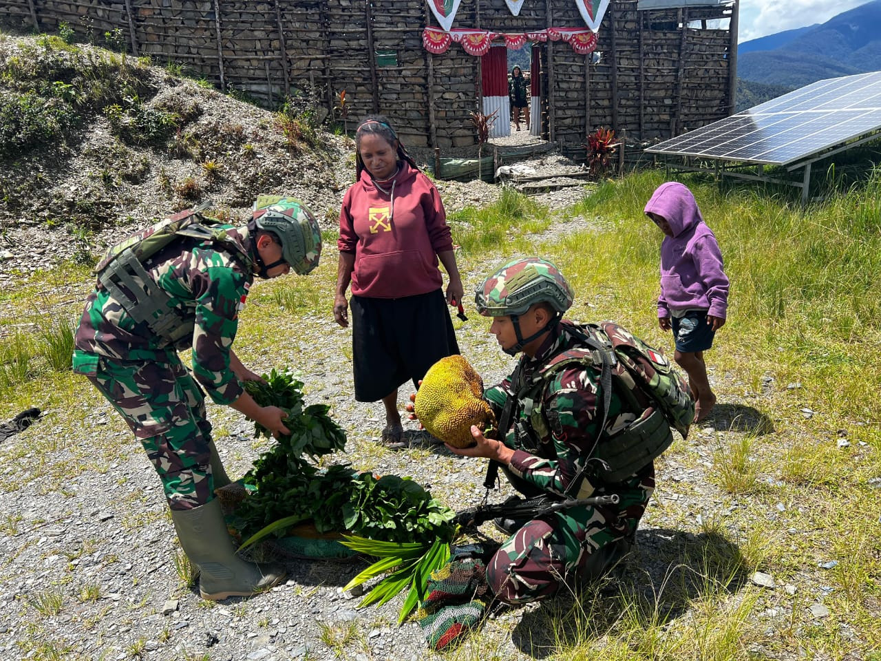 Satgas Yonif 715/Motuliato Borong Hasil Tani Mama Papua