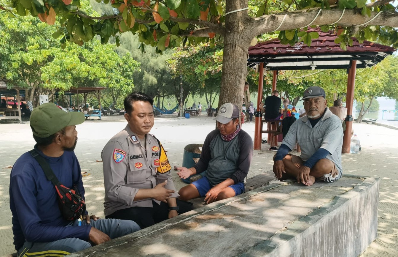 Bhabinkamtibmas Pulau Pari Sambangi Tokoh Masyarakat, Ajak Warga Tolak Premanisme dan Judi Online