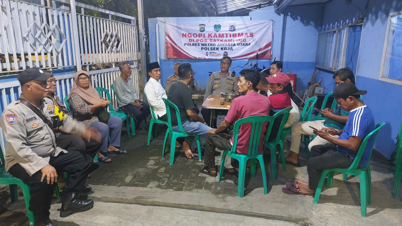 KAPOLSEK KOJA GELAR NGOPI KAMTIBMAS DI POS SATKAMLING RW 07, AJAK WARGA JAGA KEAMANAN LINGKUNGAN