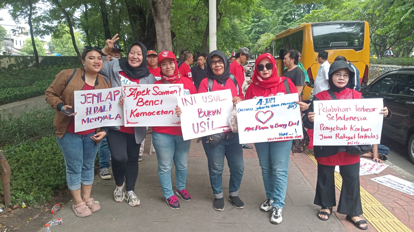 Warga Jakarta Utara Geruduk Balaikota, Tuntut Ketegasan Atasi Truck Trailer Liar