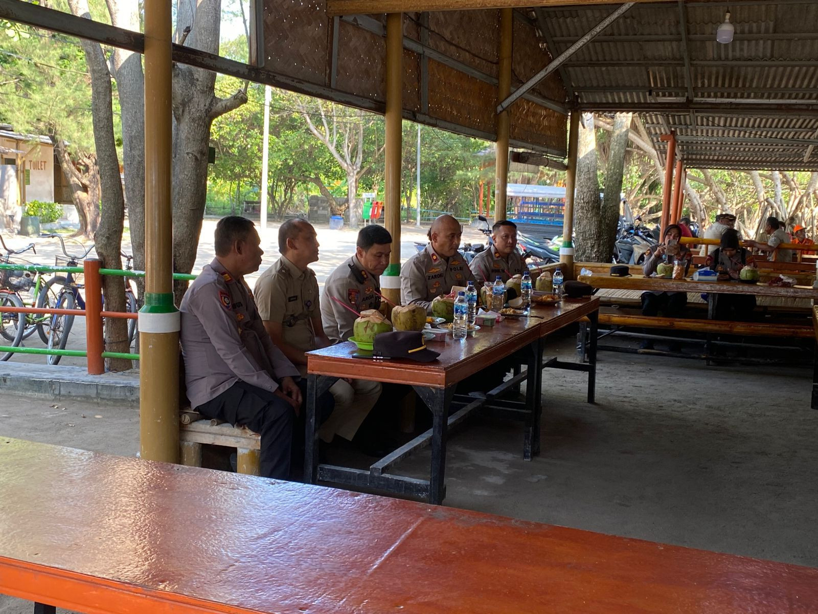 Kapolres Kepulauan Seribu Gelar Jumat Curhat di Pulau Sabira, Tegaskan Komitmen Jaga Kamtibmas dan Sosialisasi Layanan Darurat 110