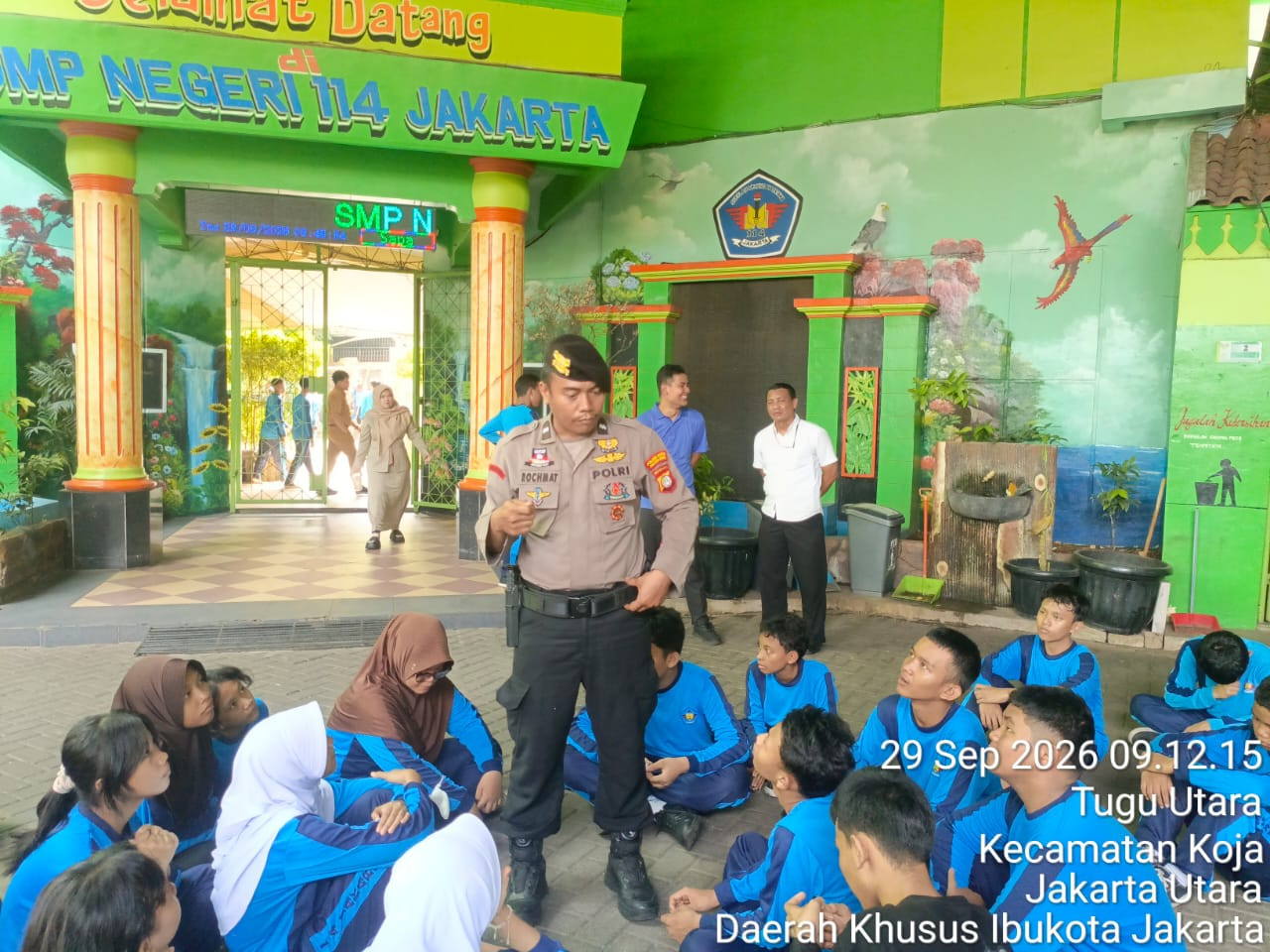 Polisi Jaga Pelajar di SMPN 114 Jakut, Siswa Diingatkan Jauhi Tawuran hingga Narkoba