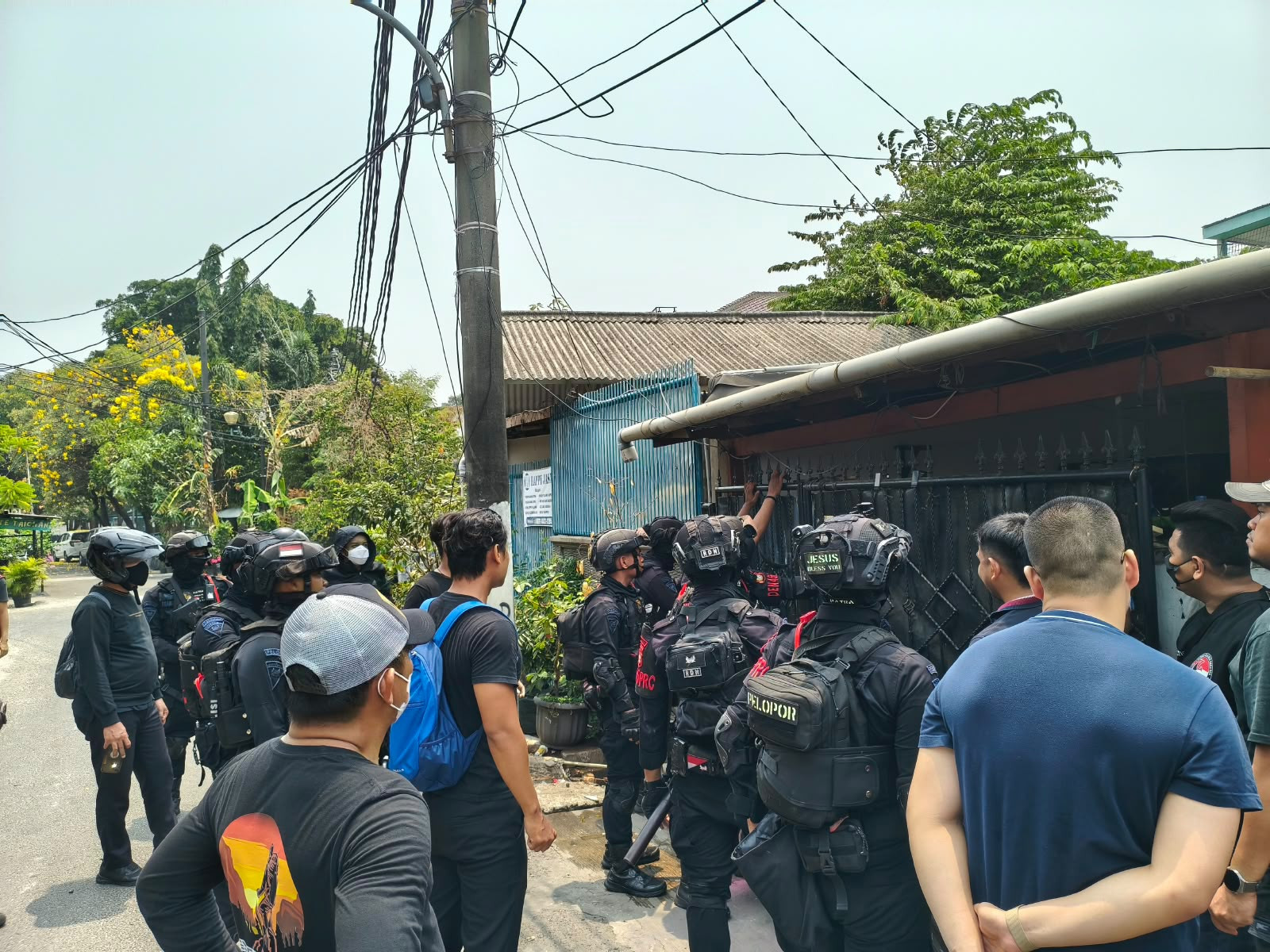 Brimob Dukung Kegiatan Ditresnarkoba di Kampung Ambon, Dua Orang Diamankan