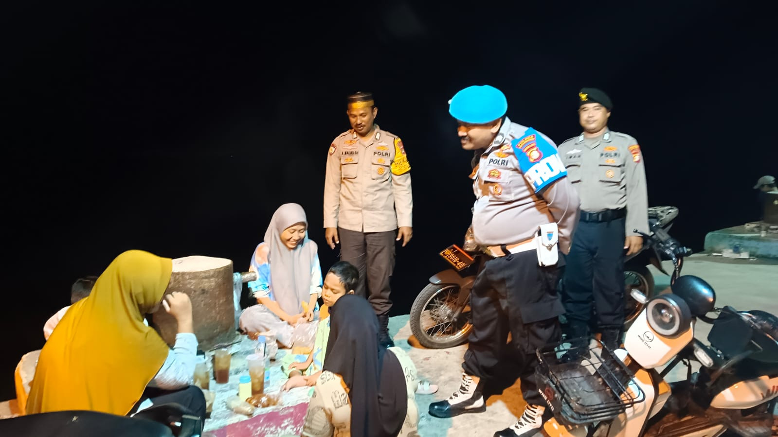 Polisi Humanis Polsek Kepulauan Seribu Utara Patroli Malam, Himbau Warga Jauhi Judi Online