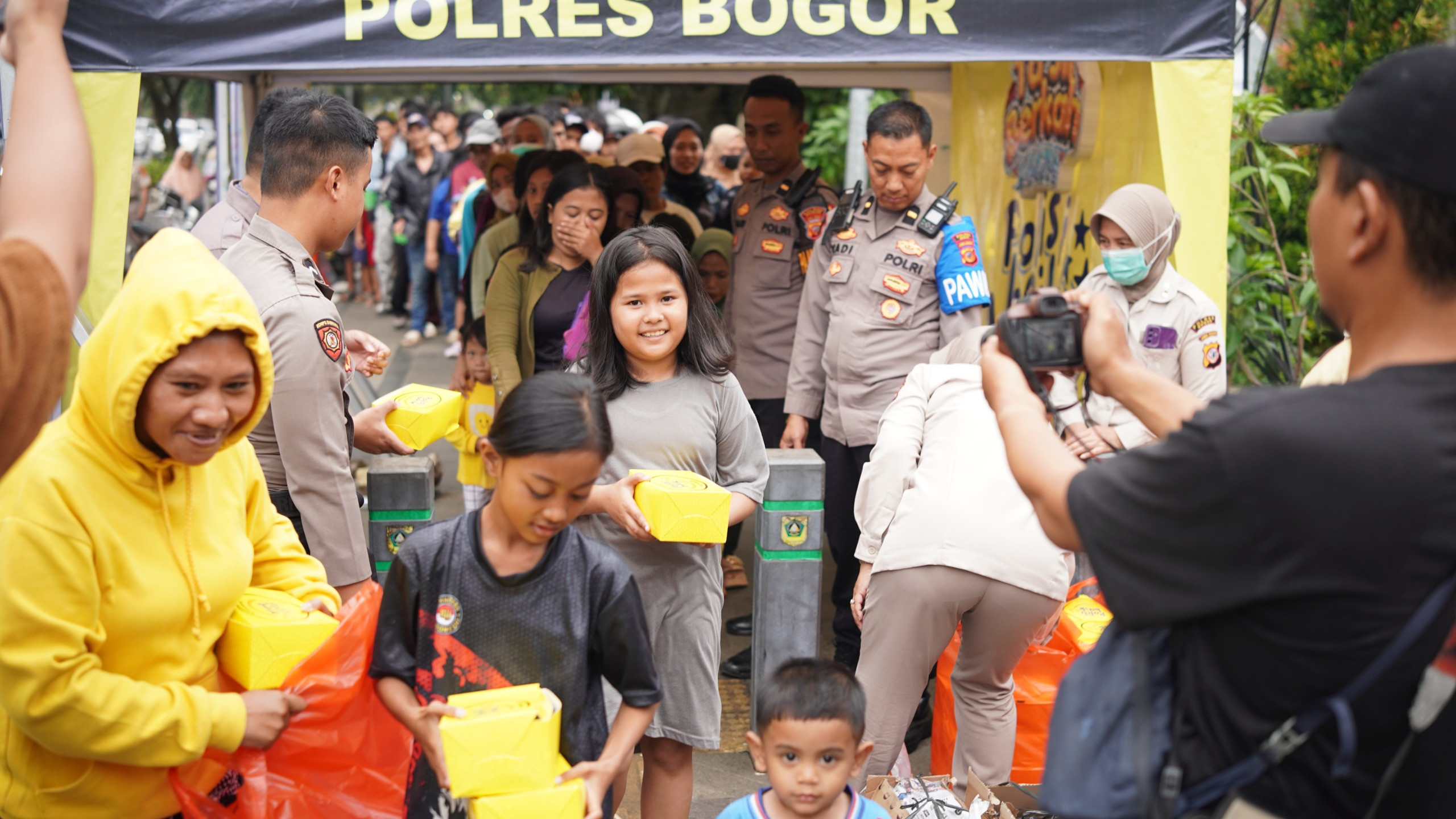 Polres Bogor Bagikan Takjil dan Makan Gratis untuk Masyarakat di Depan Mako