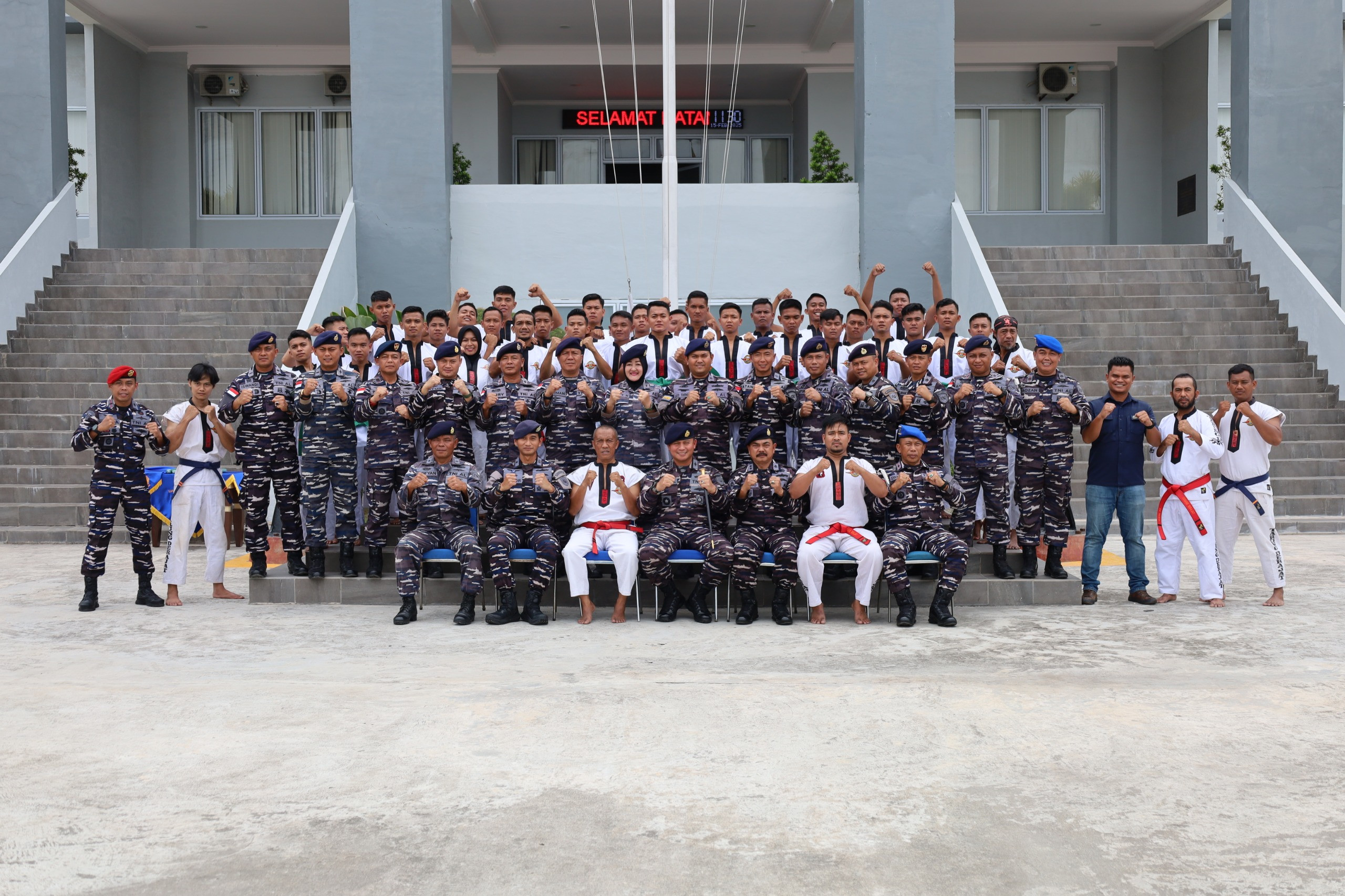 Danlanal Dumai Sematkan Sabuk Tarung Derajat Kepada Prajurit Tangguh TNI AL