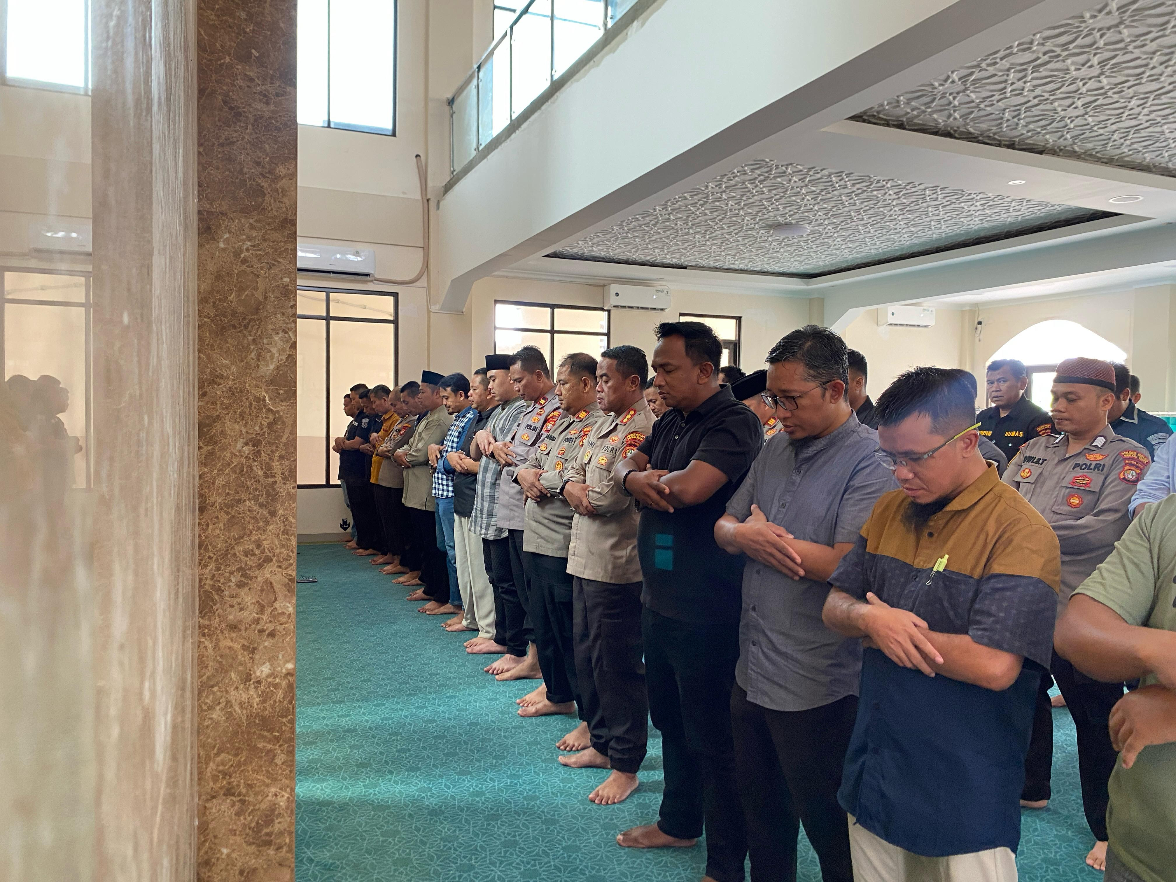 Polres Bekasi Kota Gelar Solat Ghoib dan Doa Bersama untuk Para Syuhada Polri