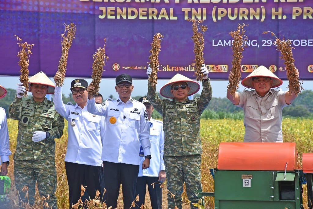 Panglima TNI Dampingi Menhan RI Tinjau Panen Kedelai Garuda Merah Putih di Lampung Utara