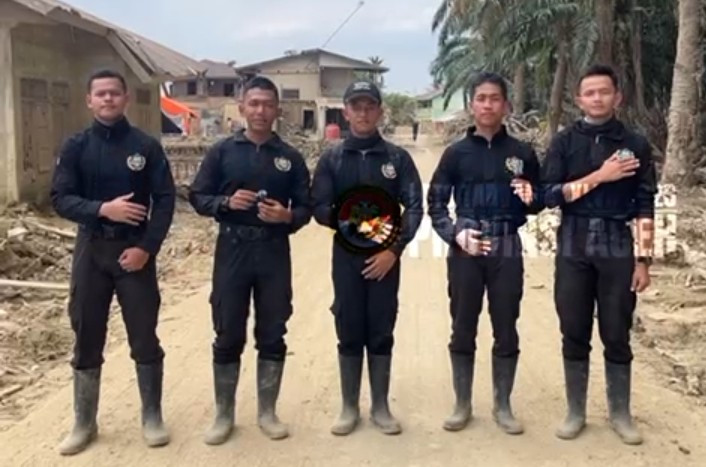 Taruna Akpol Latsitardanus di Aceh Tamiang, Bersihkan Lumpur Pasar hingga Santuni Korban Hanyut