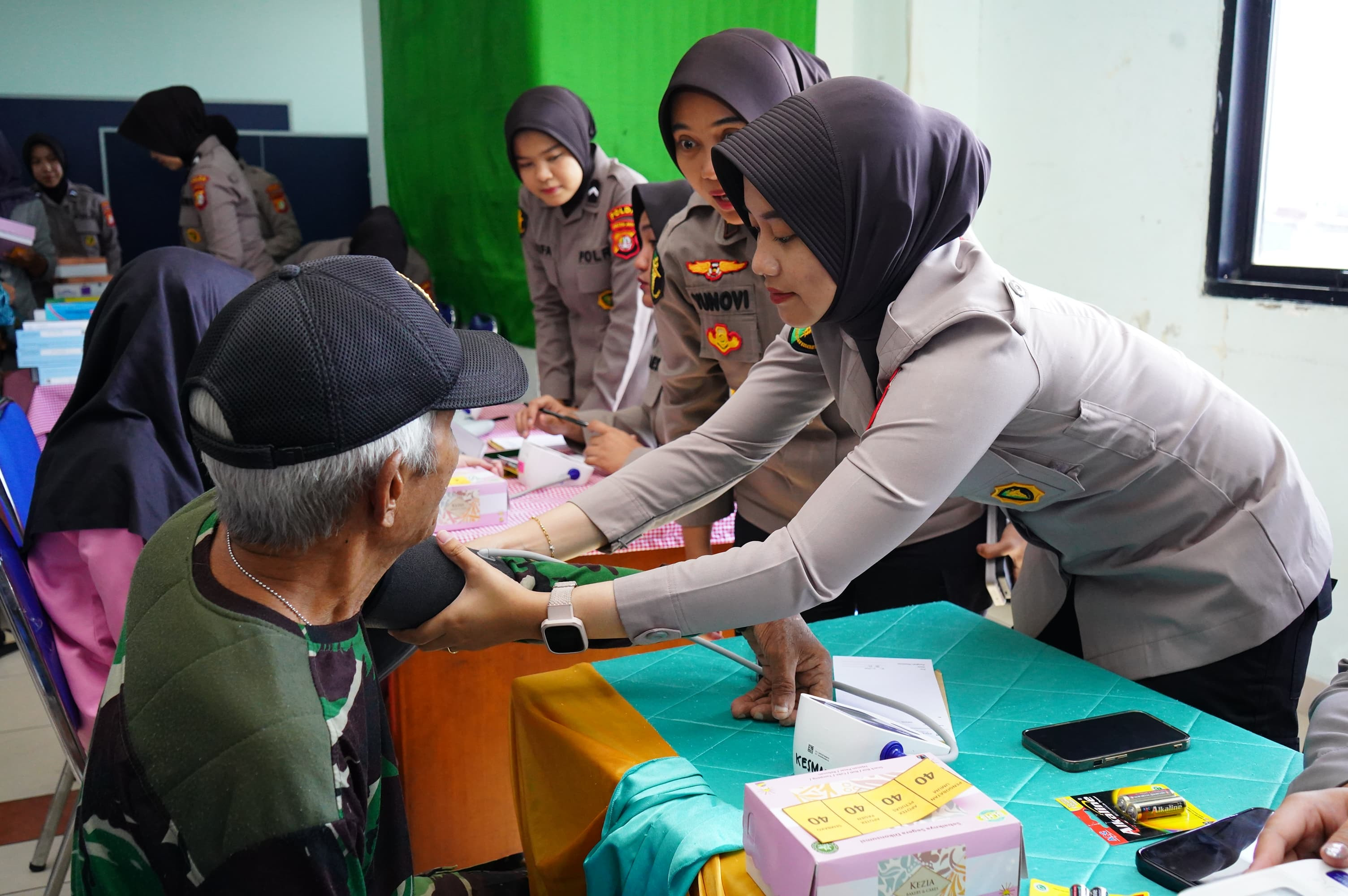 Polwan Polres Metro Jakarta Utara Gelar Bakti Kesehatan, Kunjungan Sosial, dan Gatur Lalu Lintas di HUT ke-77