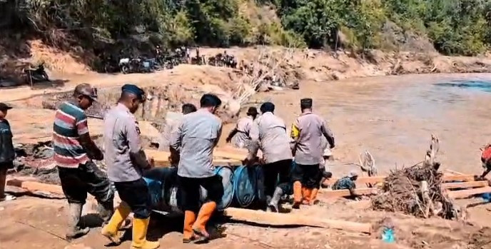 Polres Aceh Tengah dan BKO Brimob Polda Aceh Bangun 7 Jembatan Darurat di Wilayah Terisolir