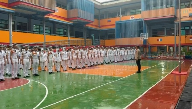 Kapolsek Kepulauan Seribu Selatan Pimpin Apel Pagi dan Beri Arahan kepada Siswa SMKN 61 Jakarta di Pulau Tidung