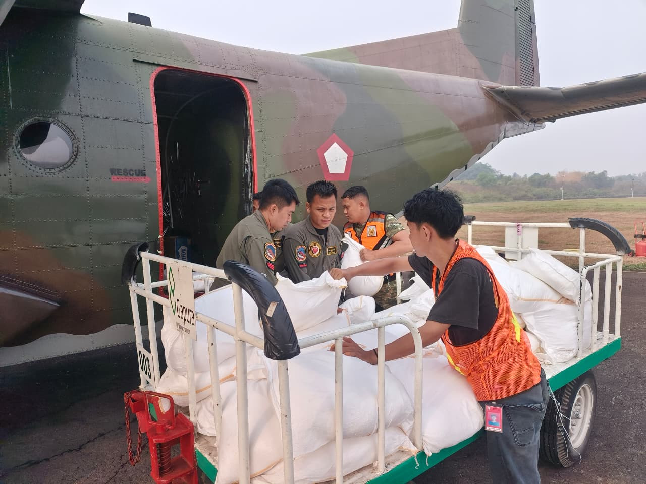 Percepat Penanganan Karhutla di Palembang, Satgas Udara Semai 7,2 Ton Dry Ice dan NaCl