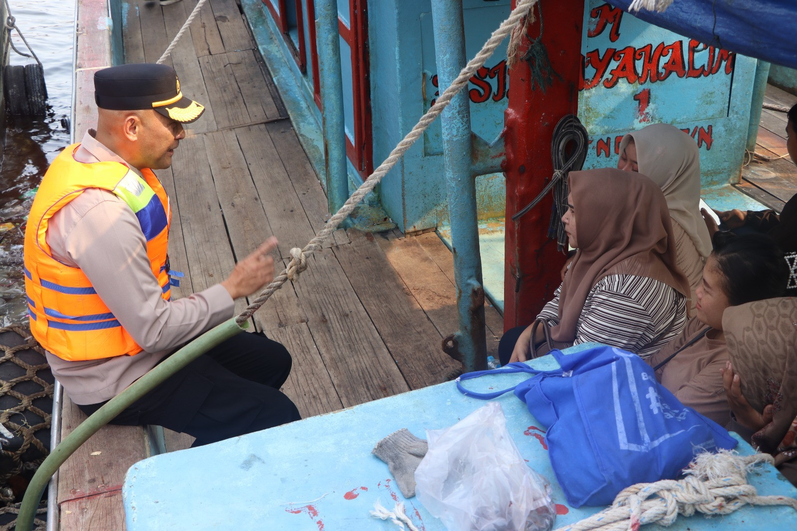 Wakapolres Kepulauan Seribu Turun Langsung dalam Jakarta On The Spot, Imbau Keselamatan Penumpang Kapal dan Sosialisasikan Layanan Polisi 110
