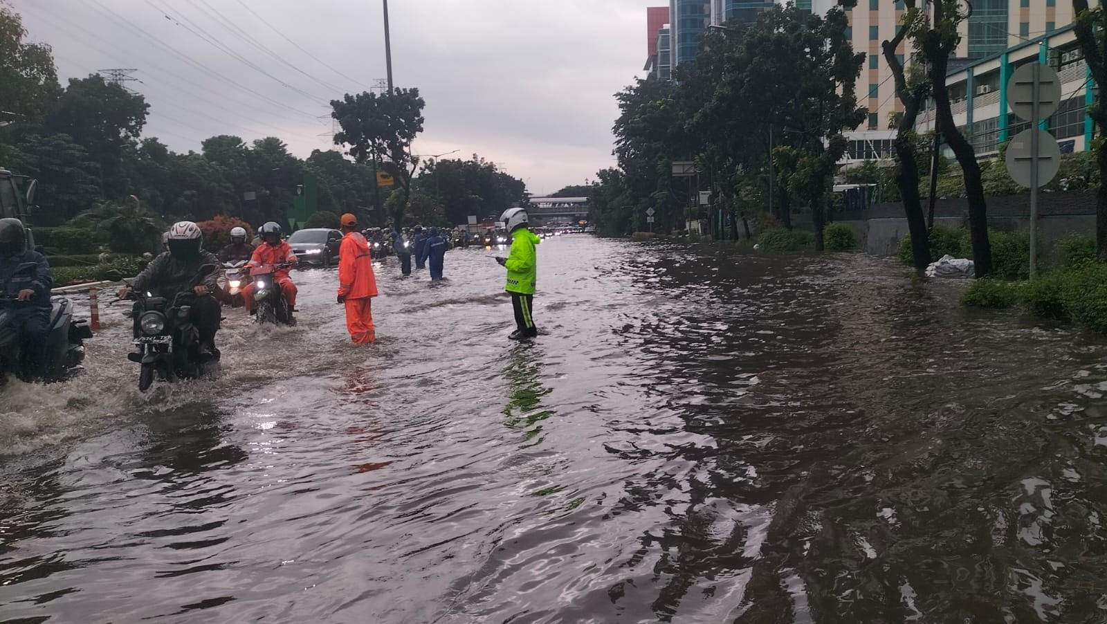 Banjir di Sejumlah Ruas Jalan, Brimob–Lantas–Polair PMJ Dikerahkan