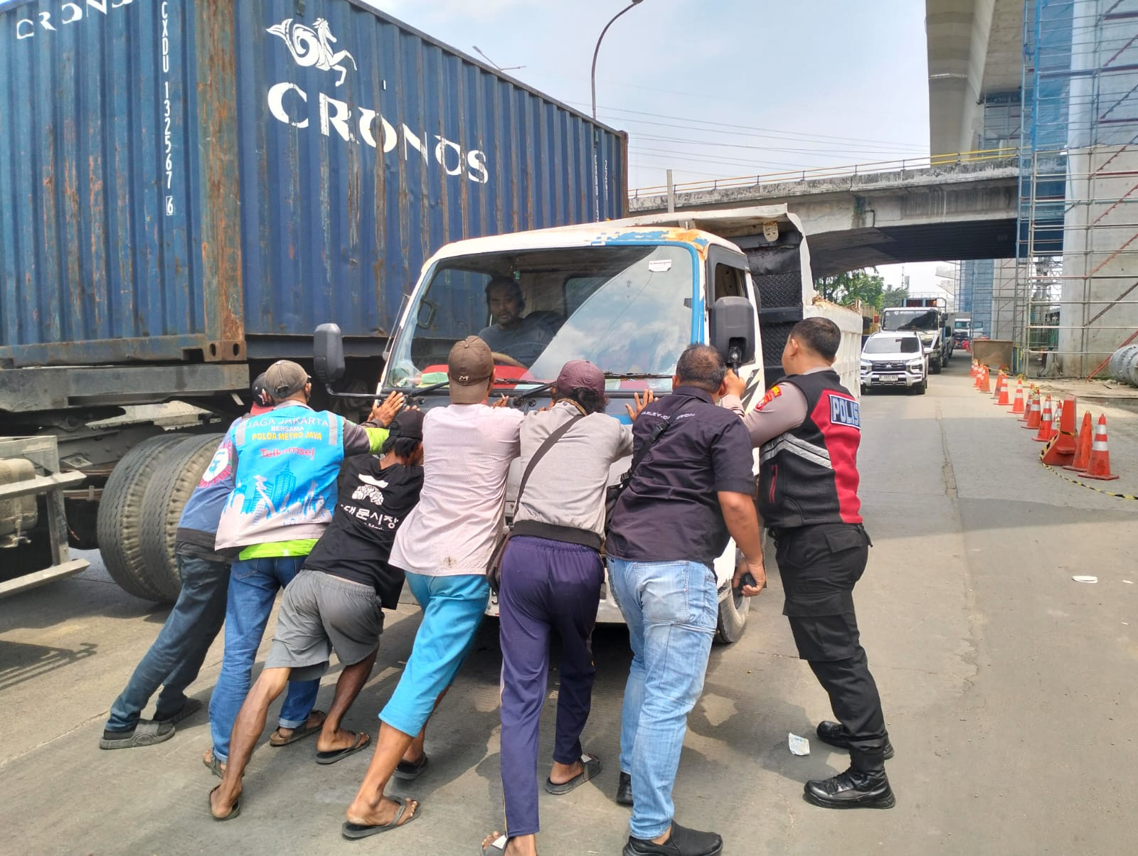 Polisi Pademangan dan Warga Bersama-sama Dorong Truk Mogok di Depan Stasiun Ancol, Lalu Lintas Kembali Lancar