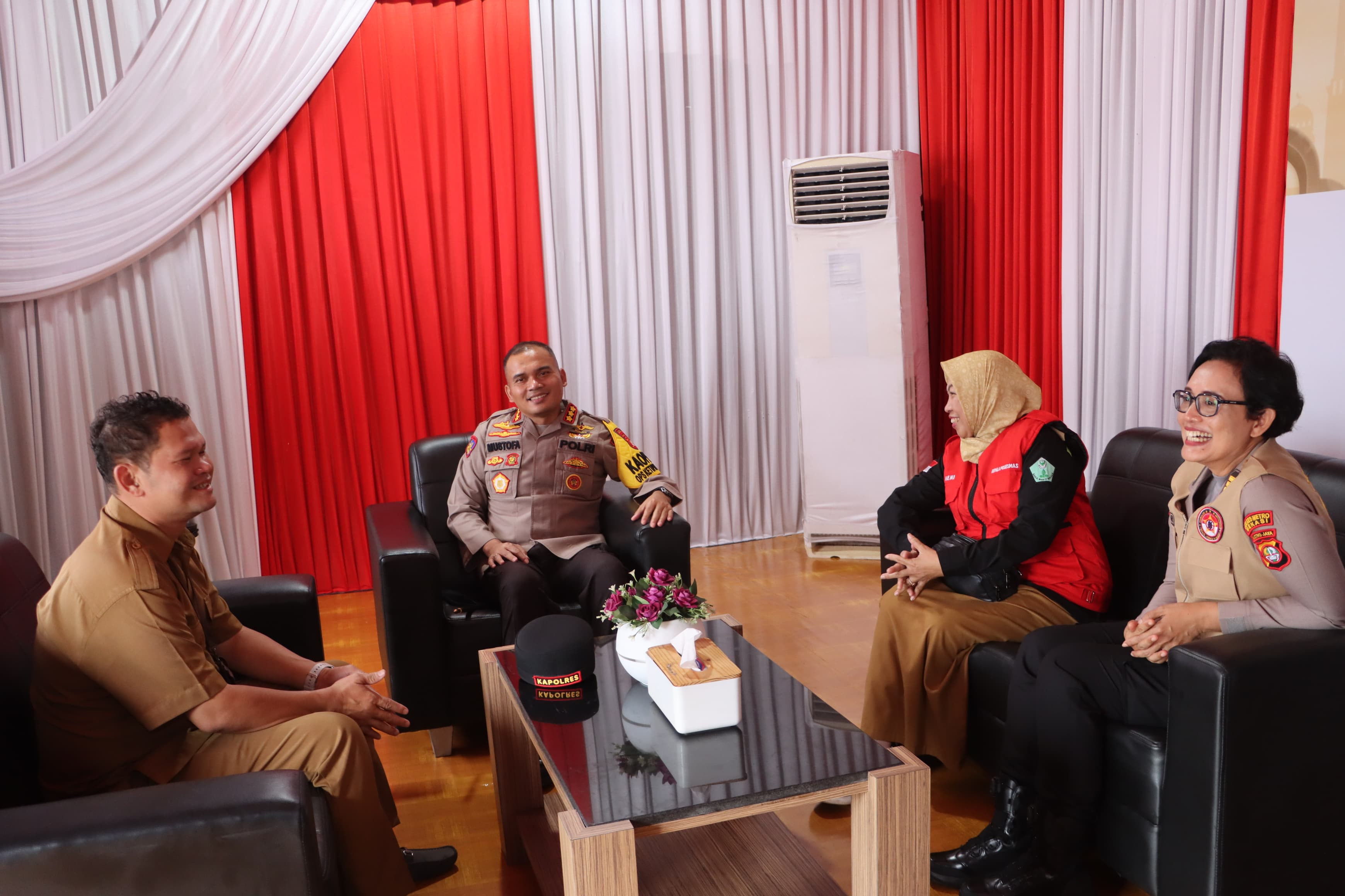 Kapolres Metro Bekasi Kombes Pol Mustofa Tinjau Pos Pelayanan Mudik: Pastikan Keamanan dan Kenyamanan Pemudik