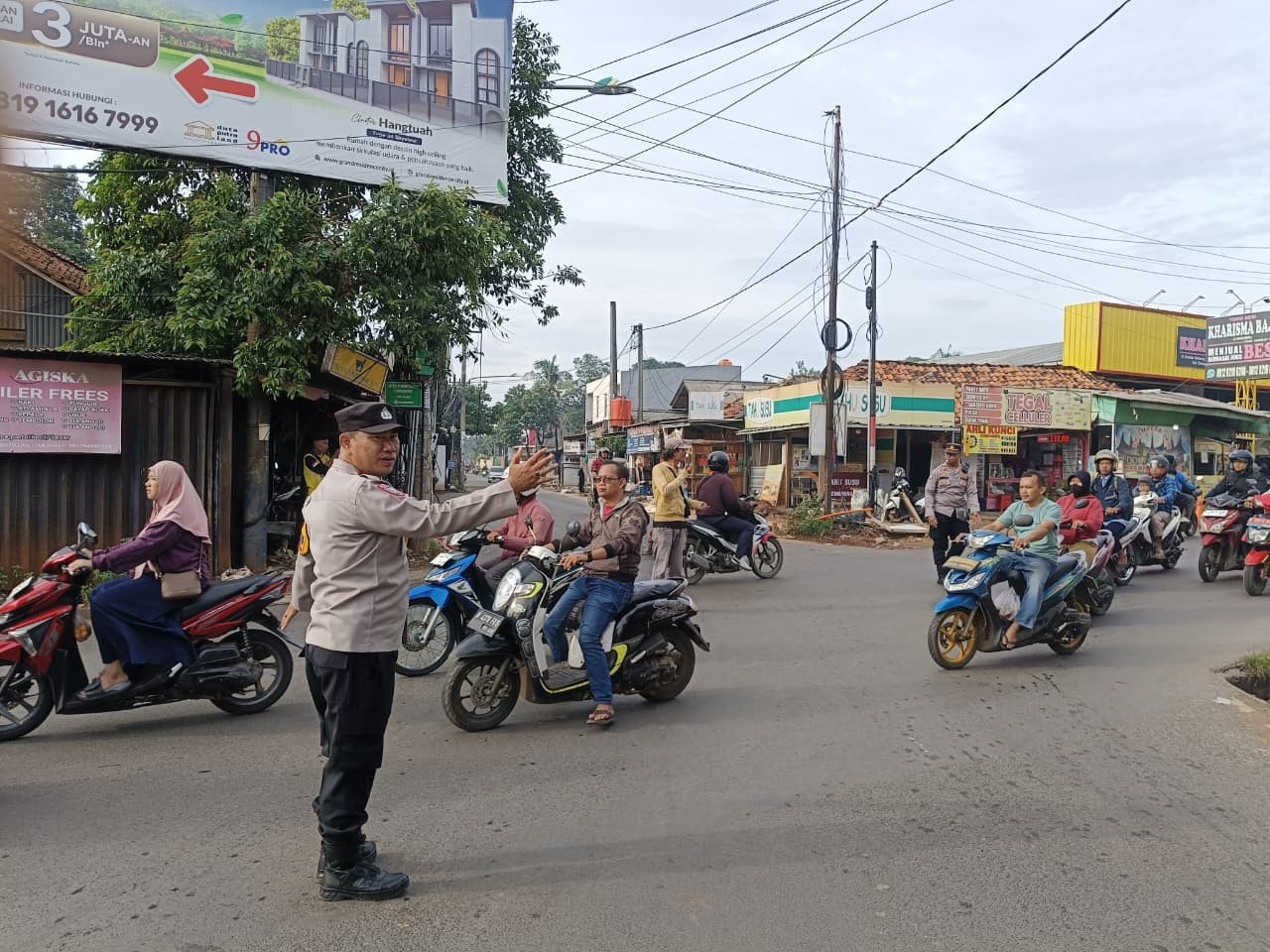 Polsek Bantargebang Siagakan Personel di Perempatan Cimuning Demi Keamanan Pengendara