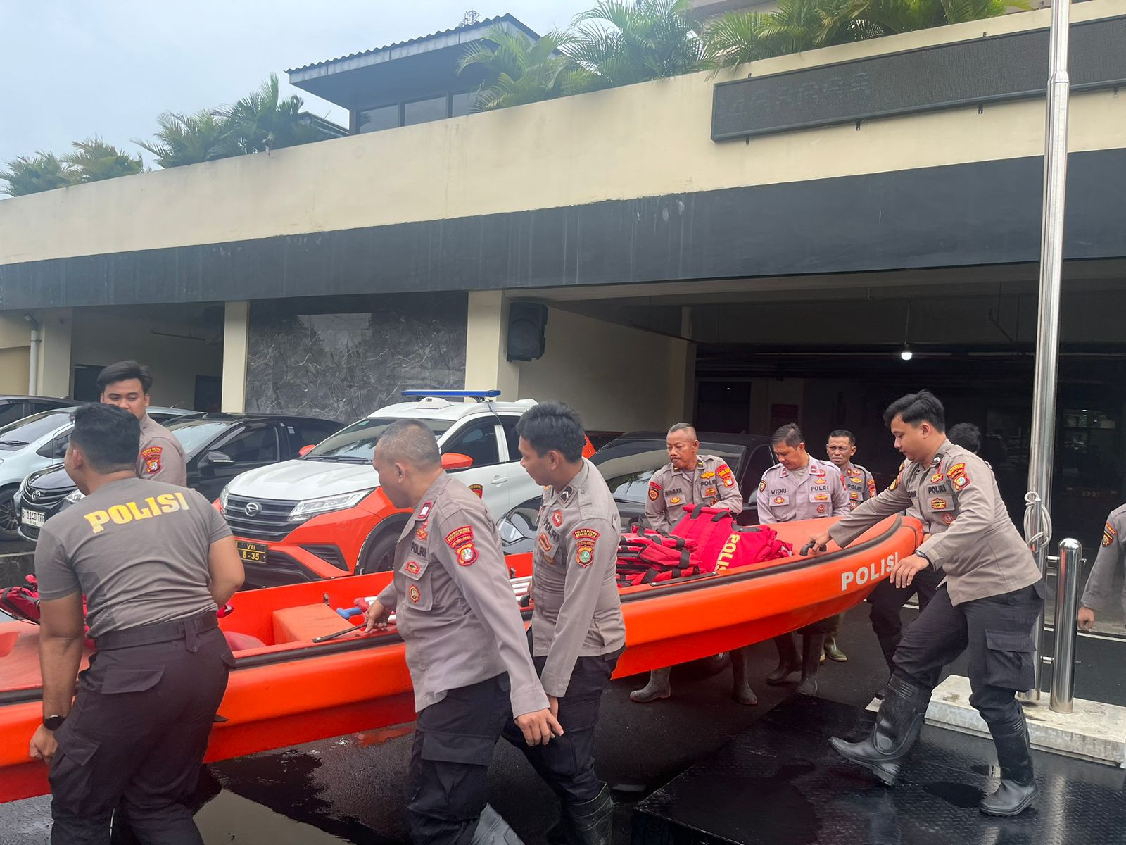 Polres Metro Bekasi Kota Terjunkan Personel dan Salurkan 500 Paket Makanan untuk Korban Banjir di Teluk Pucung