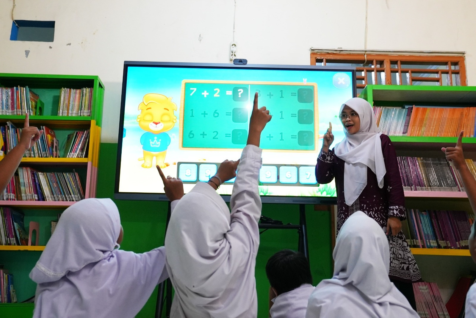 17 Ribu Papan Interaktif Digital Terkirim ke Sekolah-sekolah di Sumut, Siswa Lebih Semangat Belajar