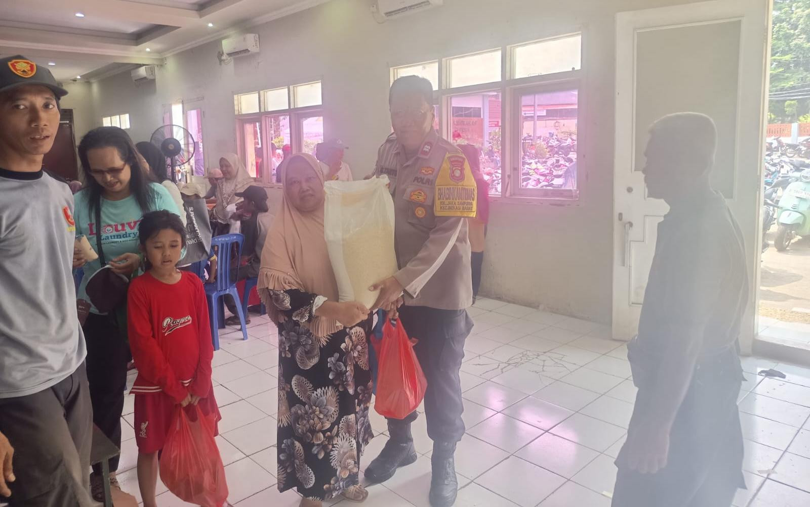 Pastikan Tepat Sasaran, Bhabinkamtibmas Polsek Bekasi Barat Kawal Distribusi Bansos di Jakasampurna