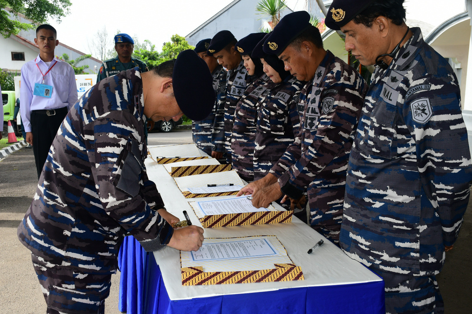 Komandan Lanal Bandung Berikan Pengarahan dan Penandatanganan Pakta Integritas Panitia Daerah Penerimaan Calon Tamtama PK Gelombang I Tahun 2025