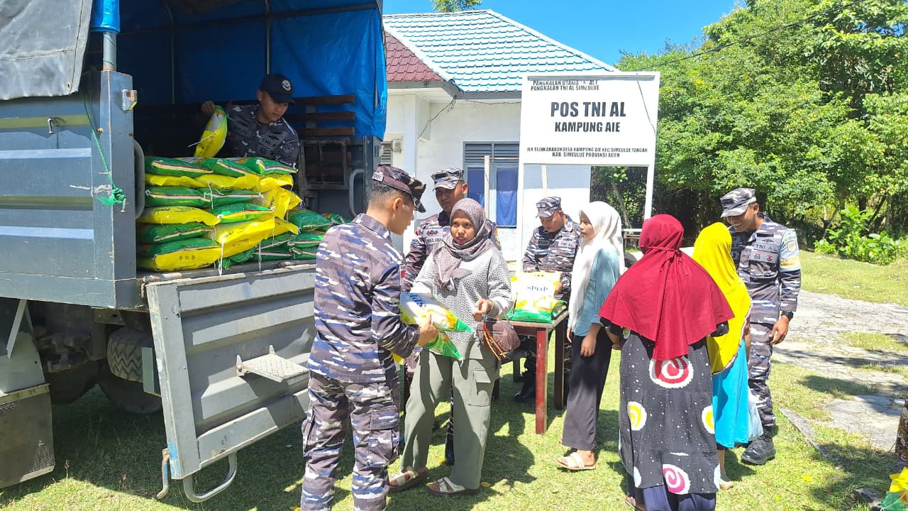 Lanal Simeulue Distribusikan Beras SPHP Kepada Masyarakat Pesisir di Kepulauan Simeulue Provinsi Aceh