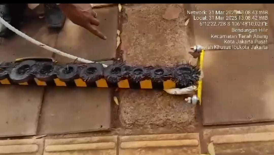 Polisi Gelar Patroli dan Pembersihan Ranjau Paku di Jalan Pejompongan Menuju Tol Semanggi
