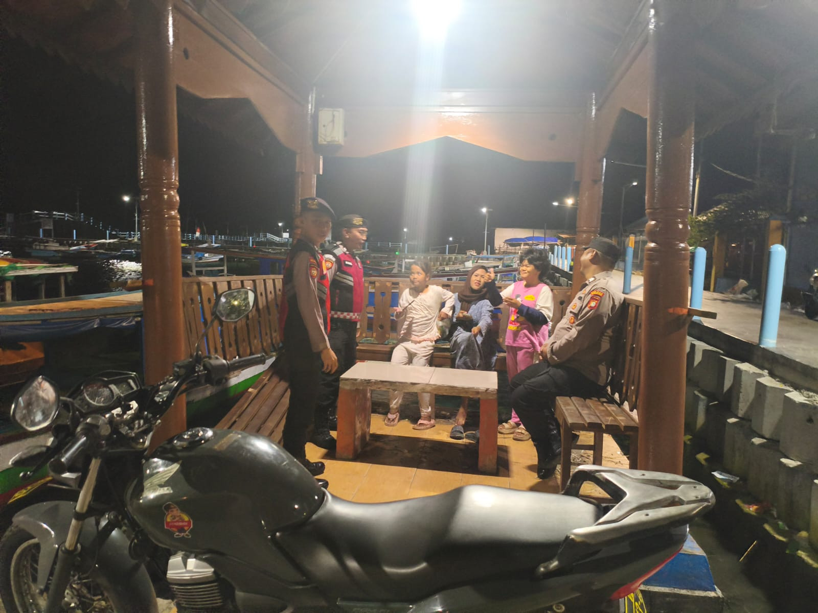 Patroli Malam Gabungan di Kepulauan Seribu Utara, Polisi–TNI Ajak Warga Aktif Jaga Keamanan Lingkungan