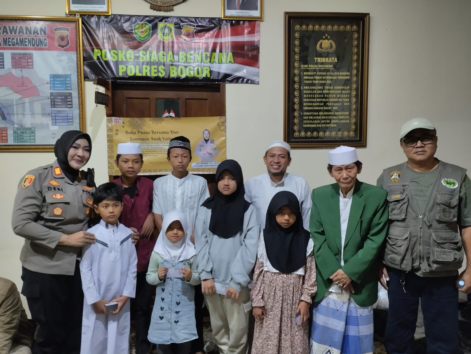 Kapolsek Megamendung Ajak Warga Jaga Kamtibmas Saat Bagi Takjil dan Buka Puasa Bersama