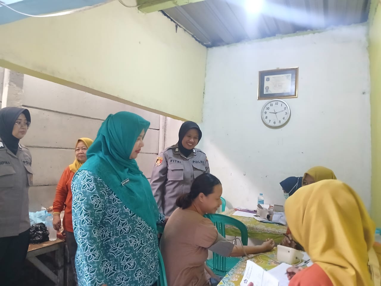 Polwan Polsek Metro Penjaringan Dukung Program Jaga Jakarta Lewat Monitoring Posyandu dan Poslansia