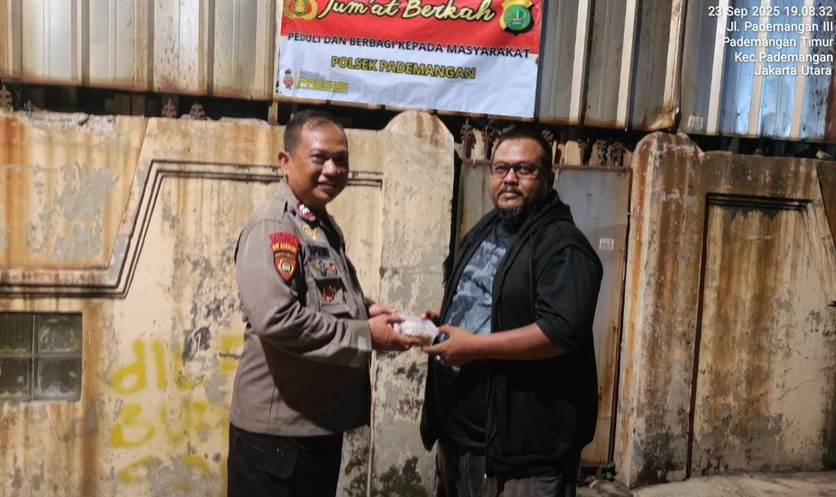 Polsek Pademangan Gelar Jumat Berkah, Bagikan Nasi Kotak untuk Warga