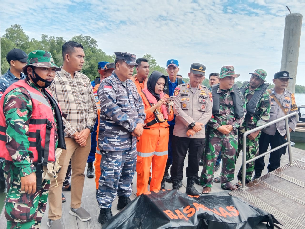 TNI AL Bersama Tim SAR Gabungan Berhasil Temukan Jenazah Nelayan Tenggelam di Perairan Beting Galah