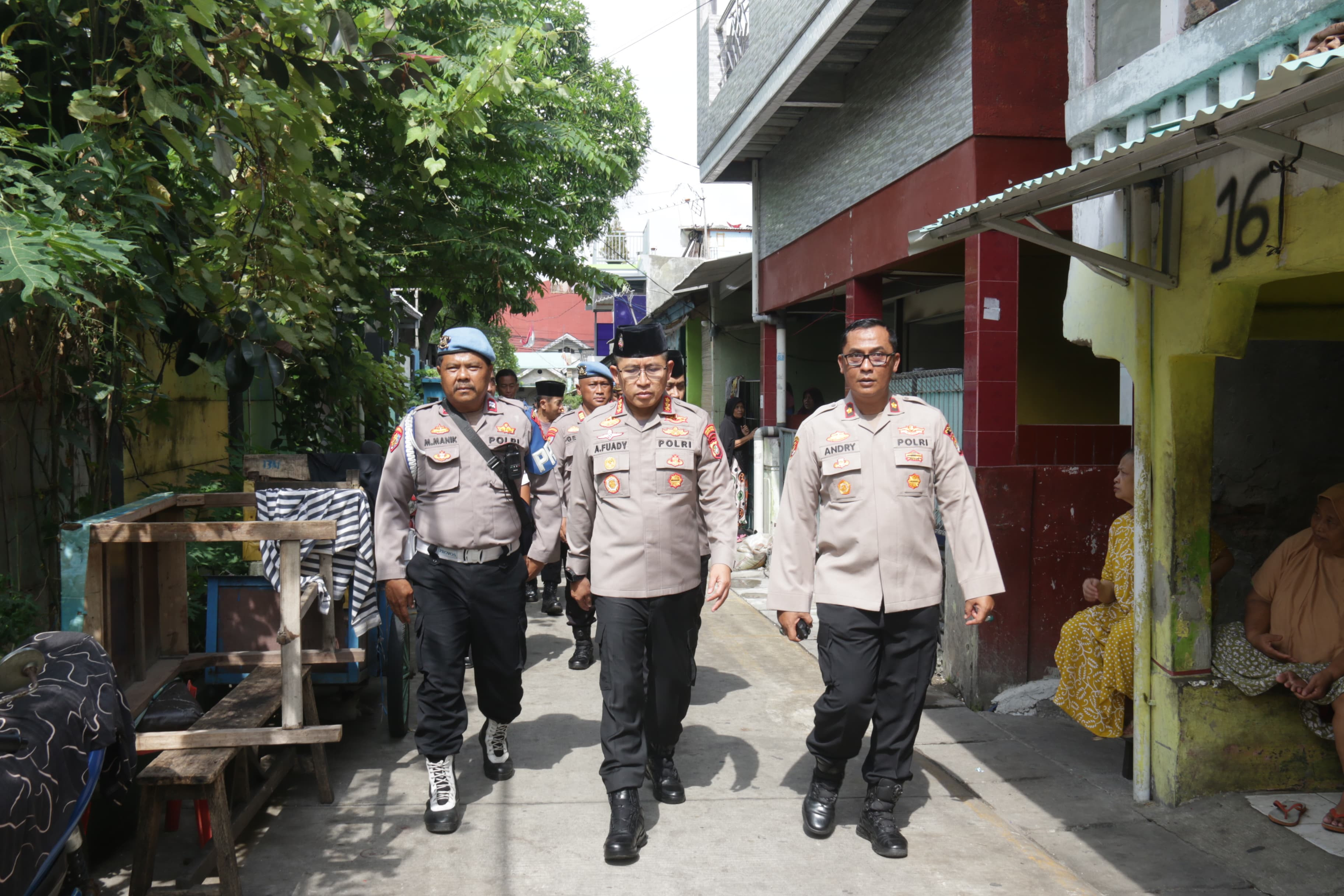 Kapolres Metro Jakarta Utara Gelar Bakti Sosial, Bagikan Sembako untuk Warga Rawa Badak Utara dan Sosialisasi Hotline 110