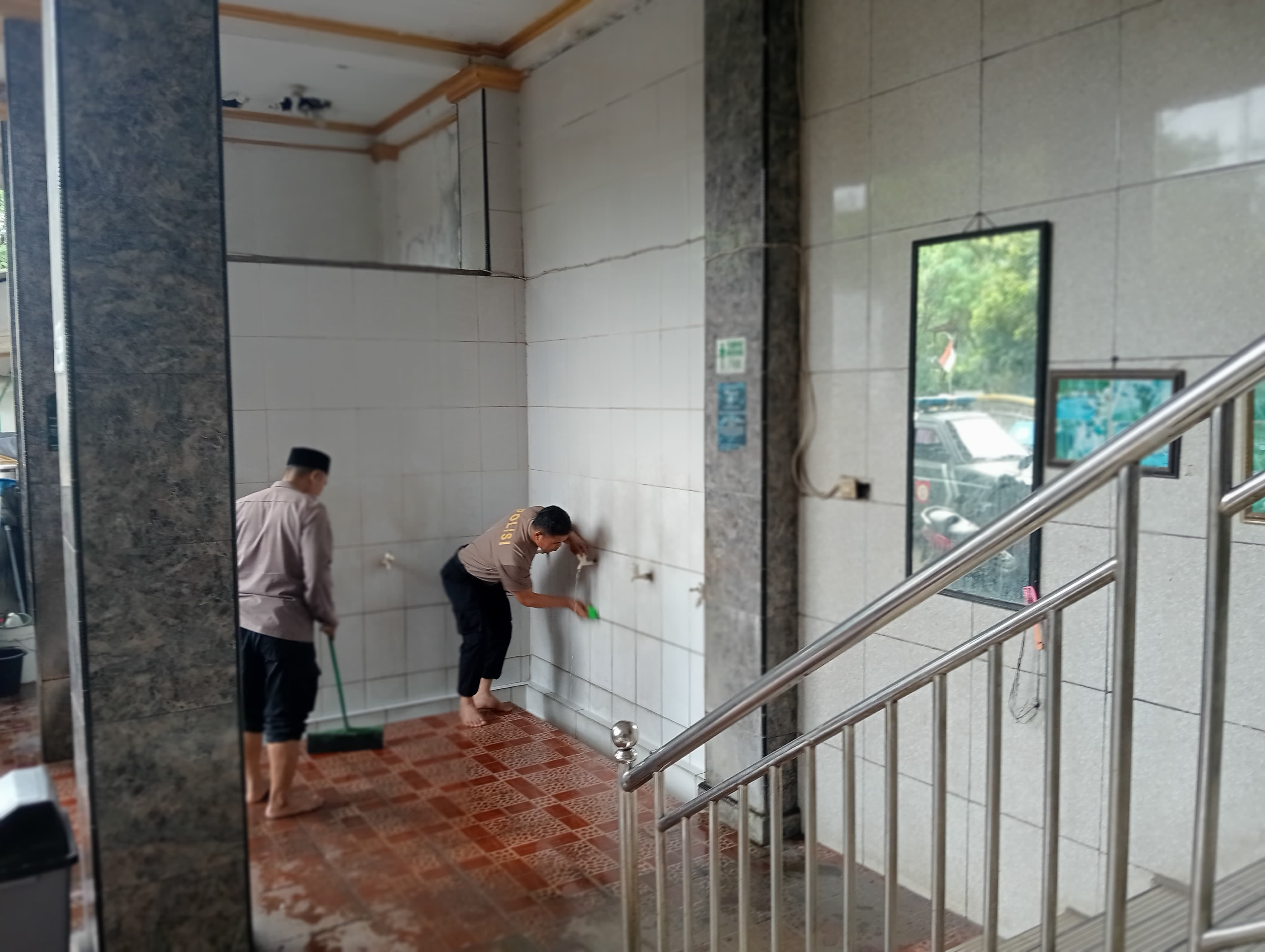 Polsek Jatisampurna Aksi Bersih-Bersih dan Salurkan Alat Kebersihan ke Masjid Attaqwa Lewat Program Bang Jasri