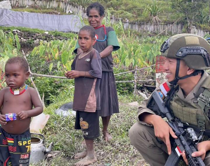 Sentuhan Humanis di Sinak: Satgas Damai Cartenz Bangun Kepercayaan Lewat Interaksi Anak-anak