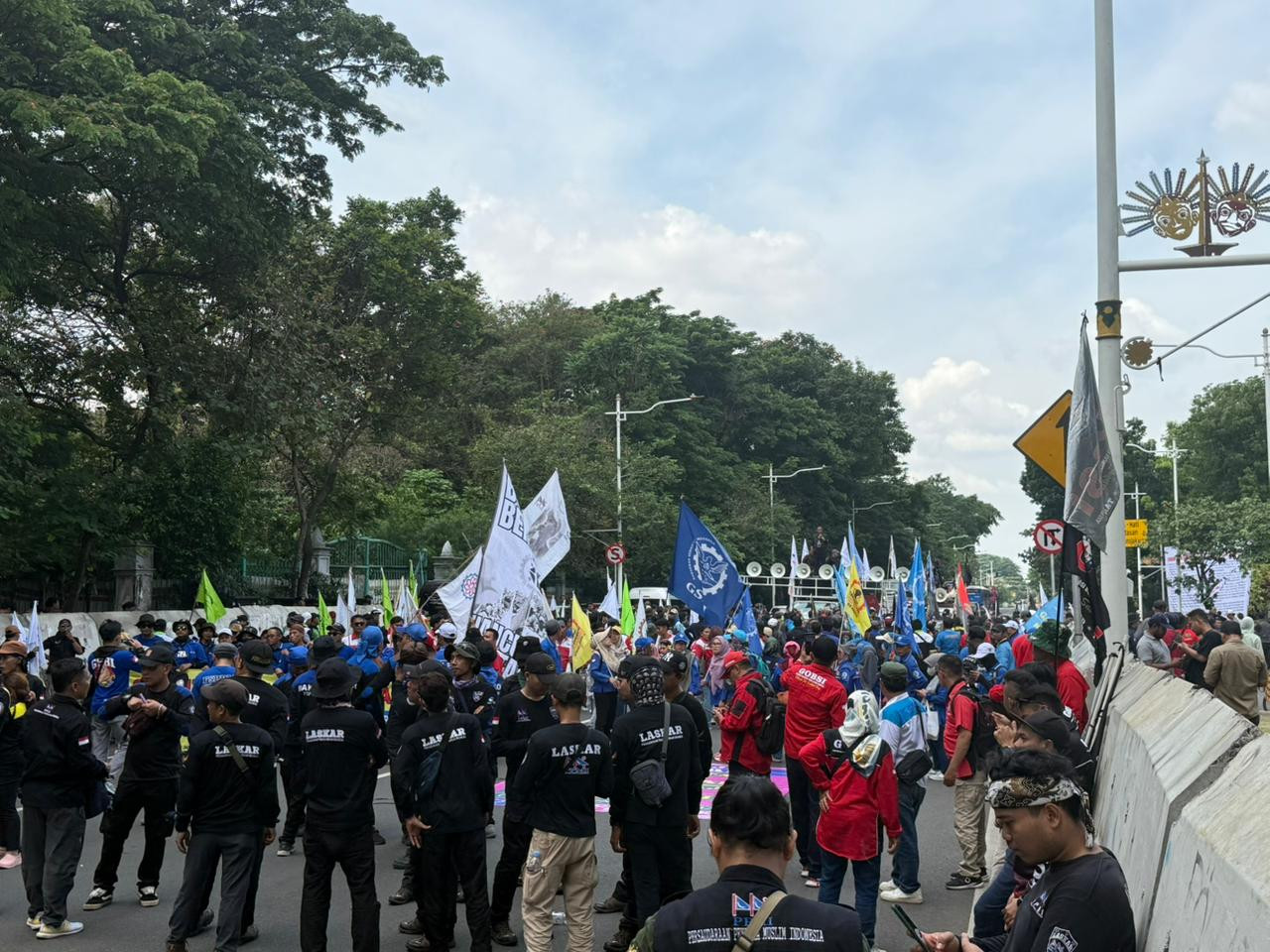 Brimob Polda Metro Jaya Amankan Aksi Unjuk Rasa di Silang Monas Barat Daya