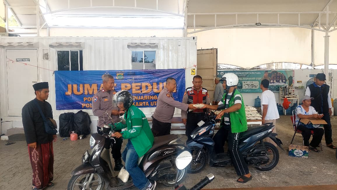 Pengurus Masjid Al-Qohhar Salurkan 500 Paket Sembako untuk Pengemudi Ojek Online di Penjaringan