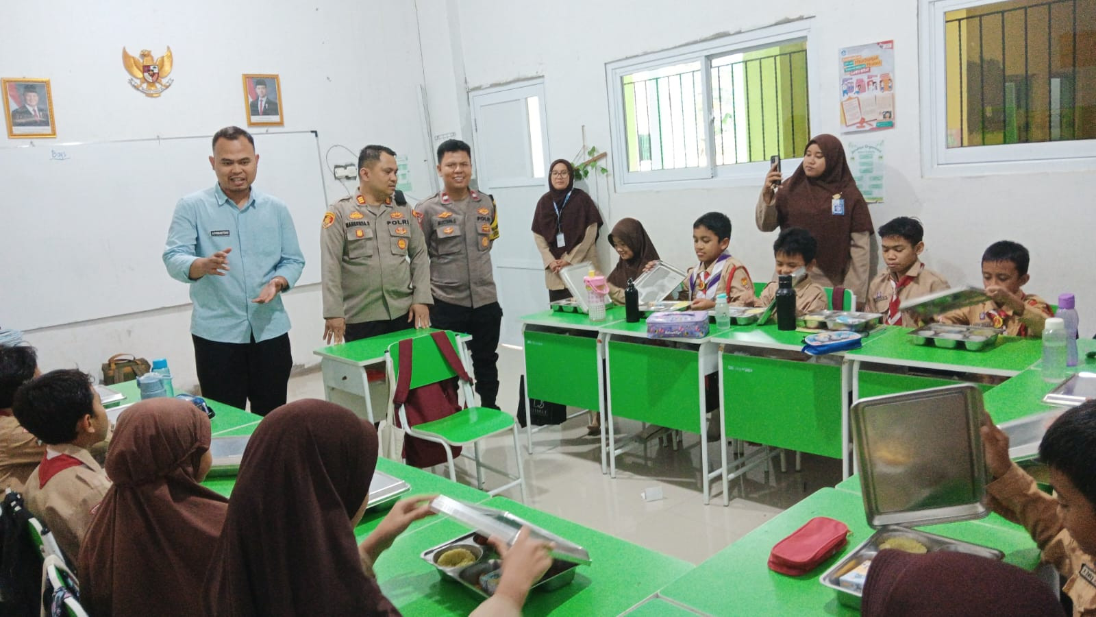 Jamin Gizi Anak Sekolah, Kapolsek Jatiasih Turun Tangan Cek Kualitas Dapur SPPG BIROLOG Polda Metro Jaya