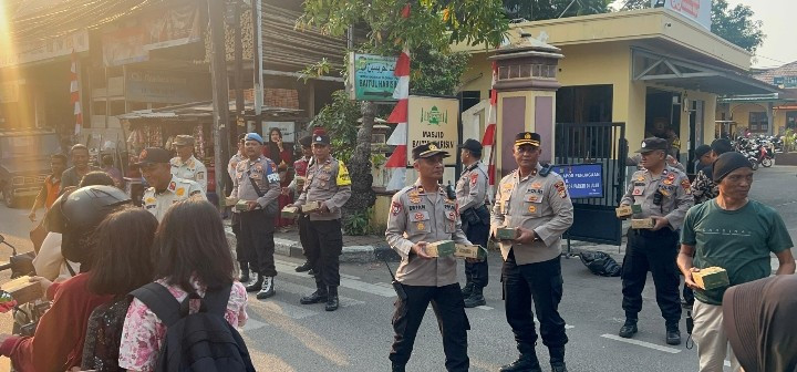Polsek Koja Gelar Jumat Berkah, Bagikan Puluhan Nasi Kotak untuk Warga