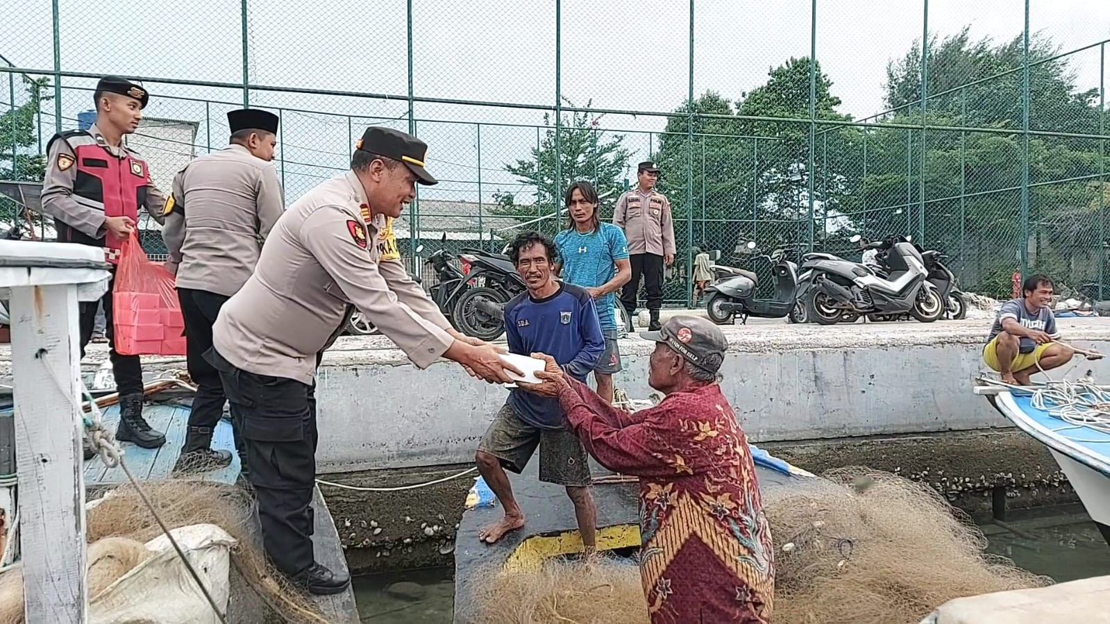 Polsek Kepulauan Seribu Selatan Bagikan Takjil kepada Nelayan di Pulau Tidung